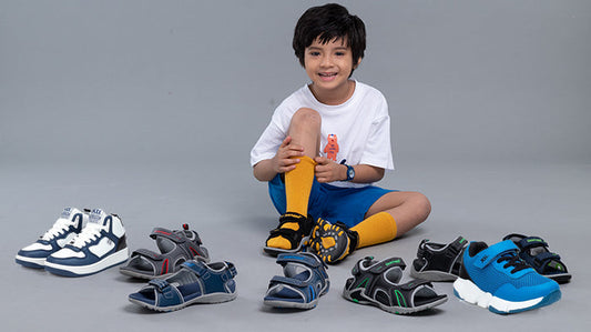 Nên Chọn Sandals Hay Giày Thể Thao Cho Bé? So Sánh Chi Tiết